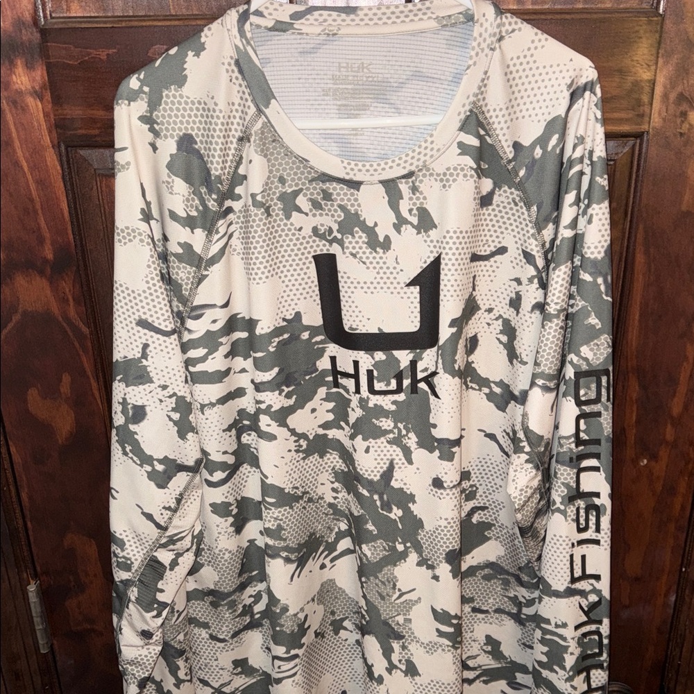 Huk Men's White & Gray Camo Long-Sleeve Performance Shirt